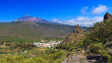 Santiago del Teide Köyü ve Pico del Teide Yanardağı üzerinde göster.