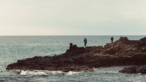 Pescadores Estão Pescar Costa Rochosa Tenerife Espanha — Fotografia de Stock