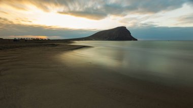 Plaj Tejita ve özel doğa rezerv kırmızı dağ, Tenerife, İspanya. Uzun çekim hızı ile fotoğraf.