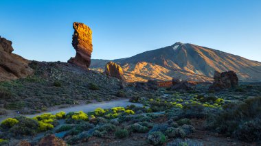 Ünlü Pico del Teide Dağı yanardağ Zirvesi içinde belgili tanımlık geçmiş bir güneşli sabah üzerinde benzersiz Roques de Garcia benzersiz kaya oluşumu görünümünü. Teide Milli Parkı, Tenerife, Kanarya Adaları, İspanya.
