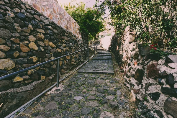 Yokuş yukarı taş yolu Masca Köyü, en ünlü turistik Tenerife, İspanya.