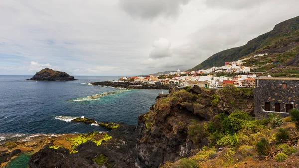 Garachico köyü Tenerife, İspanya'nın sahil şeridi üzerinde.