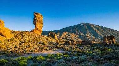 Ünlü Pico del Teide Dağı yanardağ Zirvesi içinde belgili tanımlık geçmiş bir güneşli sabah üzerinde benzersiz Roques de Garcia benzersiz kaya oluşumu görünümünü. Teide Milli Parkı, Tenerife, Kanarya Adaları, İspanya.
