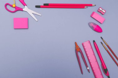 Geri okul kavramı ile arka plan için pembe okul aksesuarları.