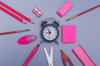 Geri okul kavramı ile arka plan için pembe okul aksesuarları.