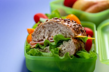 Taze sağlıklı ikinci kahvaltı ile öğle yemeği kutuları.