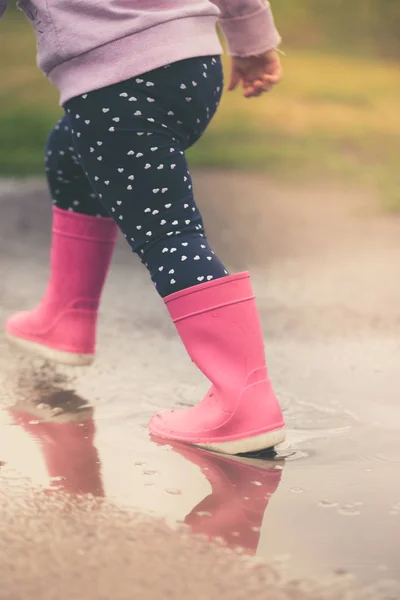 Piedi Bambino Stivali Gomma Rosa Che Saltano Schizzano Sulla Pozzanghera — Foto Stock