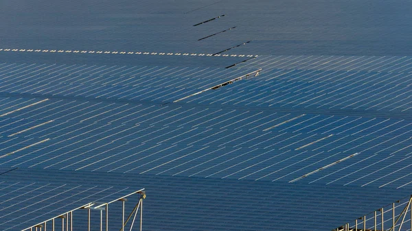 Grupp Solenergi Och Solceller Paneler För Produktion Elkraft — Stockfoto