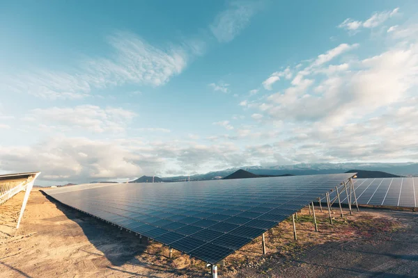 Grupp Solenergi Och Solceller Paneler För Produktion Elkraft — Stockfoto