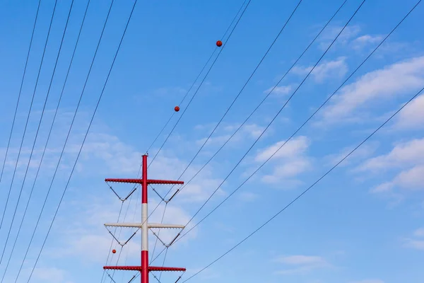 Pólo Linha Elétrica Vermelho Branco — Fotografia de Stock