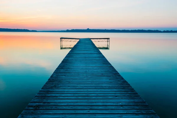 Stary Puste Drewniane Molo Jeziorze Podczas Sunrise — Zdjęcie stockowe