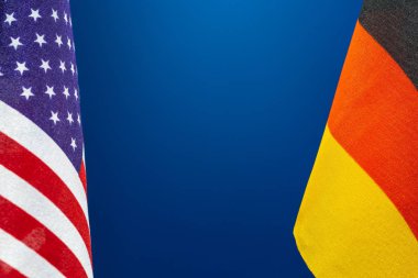 Bayraklar Amerika devlet Amerika ve Almanya mavi arka plan ile. Uluslararası İlişkiler kavramı.