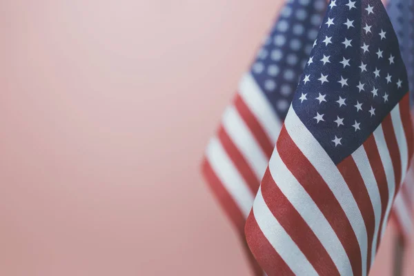 Flagi Stanów Zjednoczonych Pustej Przestrzeni Różowy Tło Tekstu Lewej Stronie — Zdjęcie stockowe