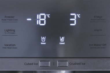 Çelik Buzdolabı su ve buz dağıtıcı paneli modern.