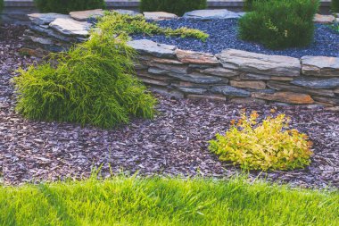 Bahçe çim ve flowerbed kabuğu.