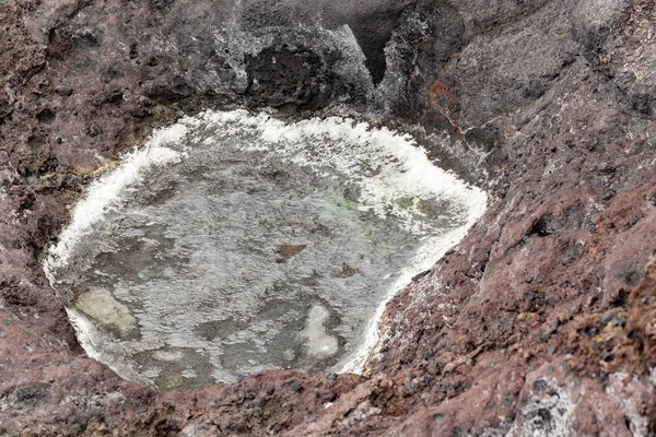 岩だらけの地面に小さな海塩集中水たまり — ストック写真