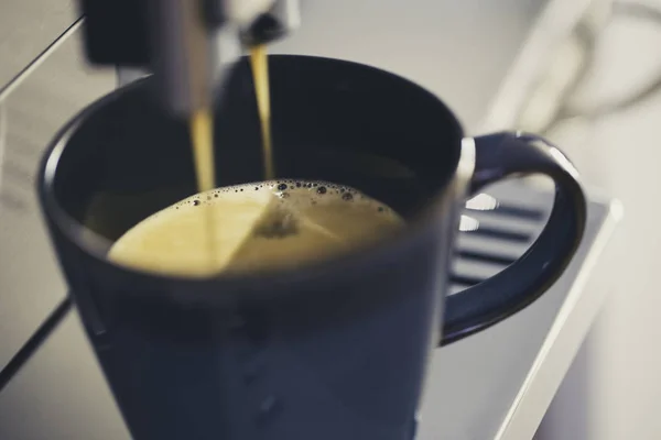Rumah Mesin Kopi Menuangkan Kopi Espresso Untuk Cangkir Biru — Stok Foto
