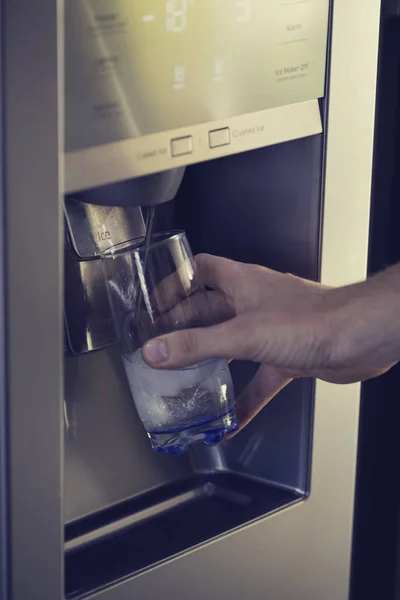 Мужская Рука Наливает Холодную Воду Кубики Льда Дозатора Домашнего Холодильника — стоковое фото
