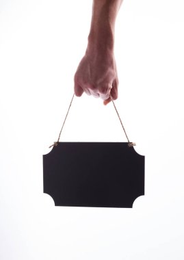 Erkek el asılan siyah boş yazı tahtası tutuyorsun.