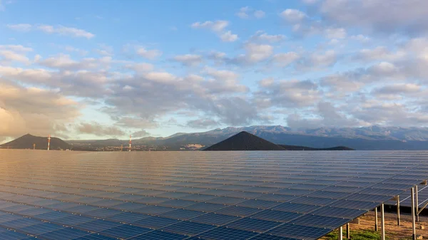 Grupp Solenergi Och Solceller Paneler För Produktion Elkraft — Stockfoto