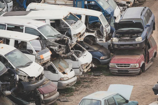 Araba Hurdaya Birçok Unutulmuş Virane Binek Otomobilleri Ile — Stok fotoğraf