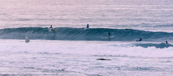 Giovani Surfisti Prende Onde Fotografia Stile Vintage — Foto Stock