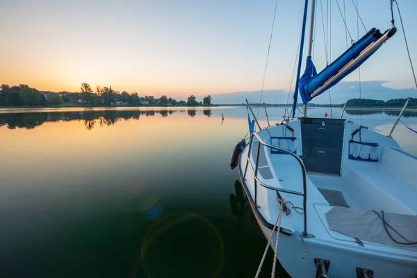 Pequeño Velero Durante Salida Del Sol Están Atracando Lago Powidzkie — Foto de Stock