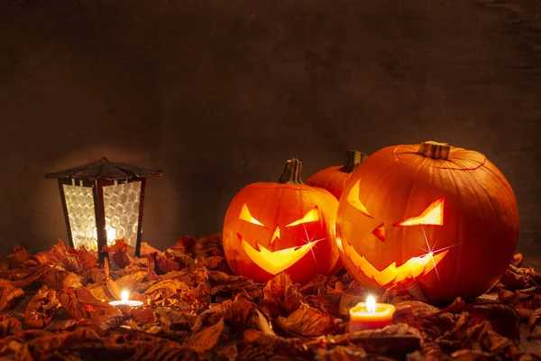 Abóboras Halloween Assustadoras Folhas Secas Noite — Fotografia de Stock