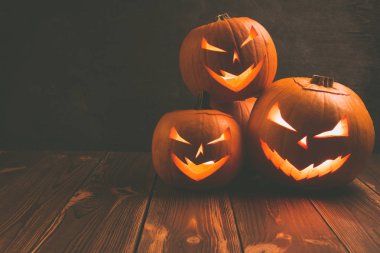 Spooky halloween pumpkins ahşap tahta üzerinde oyma. Cadılar Bayramı arka plan.