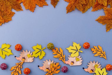 Sonbahar öğeleri gibi çok renkli ahşap rakamlar yapraklar, pumpkins, mantar, kirpi. Sonbahar arka plan kopya alanı ile.