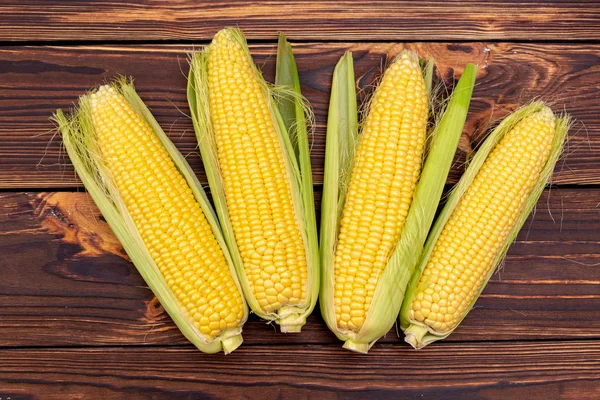 Maiskolben Auf Holztisch — Stockfoto