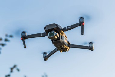 Ostrow Wielkopolski, Polonya - 30 Eylül 2018: Uçan uçak ile DJI indeks işlem Mavic 2 Pro.