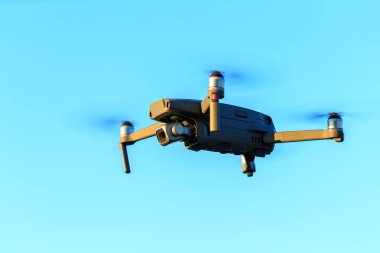 Dron gibi Mavic 2 Pro uçan.