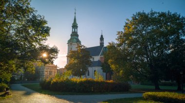 Kutsal Aziz. Joseph'in içinde Kalisz, park görünümünden.