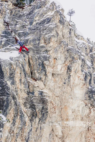 Devreden kayakçı kaya tırmanışı pratik vardır.