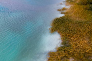 Turkuaz su gölünün santral mineral atık tarafından desteklenmektedir.