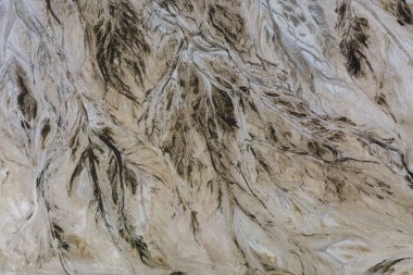 Soyut desenler ve şekiller Santral üzerinden mineral atık nehirlerin aşağı üst. 