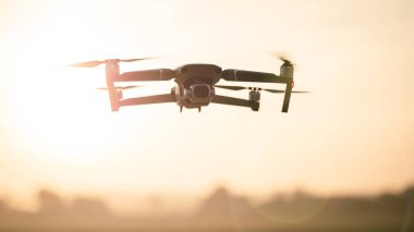 Mavic 2 gün batımı sırasında uçan Pro gibi robot.