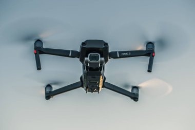 Ostrow Wielkopolski, Polonya - 30 Eylül 2018: Uçan uçak ile DJI indeks işlem Mavic 2 Pro.
