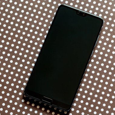 Yeni tasarım smartphone Huawei P20 pro gibi görünüyor.