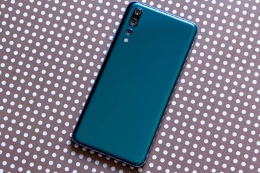 Yeni tasarım smartphone Huawei P20 pro gibi görünüyor.