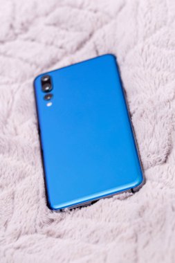 Yeni tasarım smartphone Huawei P20 pro gibi görünüyor.