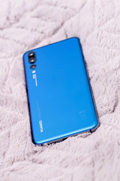 Varşova Polonya Ekim 2018 Akıllı Telefon Huawei P20 Pro Mavi — Stok fotoğraf