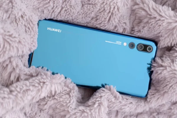 Warszawa Października 2018 Smartphone Huawei P20 Pro Kolorze Niebieskim — Zdjęcie stockowe