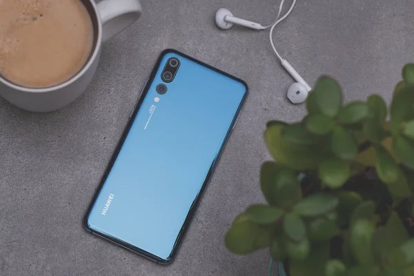 Warszawa Października 2018 Smartphone Huawei P20 Pro Kolorze Niebieskim — Zdjęcie stockowe