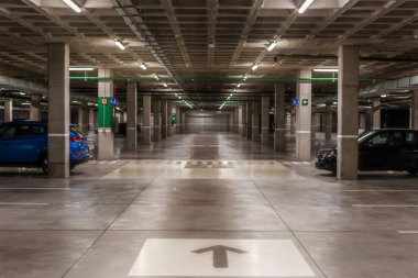 Metro Alışveriş Merkezi Otopark yön okları.