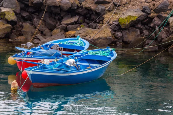 Dos Pequeños Barcos Pesca Azules Estilo Griego —  Fotos de Stock