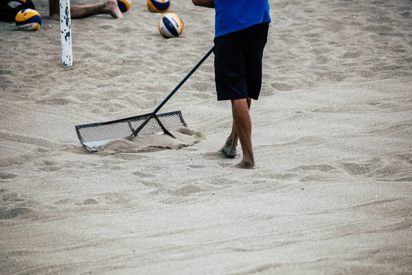 Der Mann Bereitet Mit Der Harke Ein Beachvolleyballfeld Vor — Stockfoto