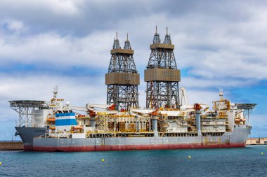 Tenerife limanda gemi petrol ve gaz sondaj.