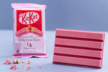 Varşova, Polonya - 20 Ekim 2018: Kitkat Ruby kakao çekirdekleri, Nestle. 4 parmak yakut çikolata Bar.